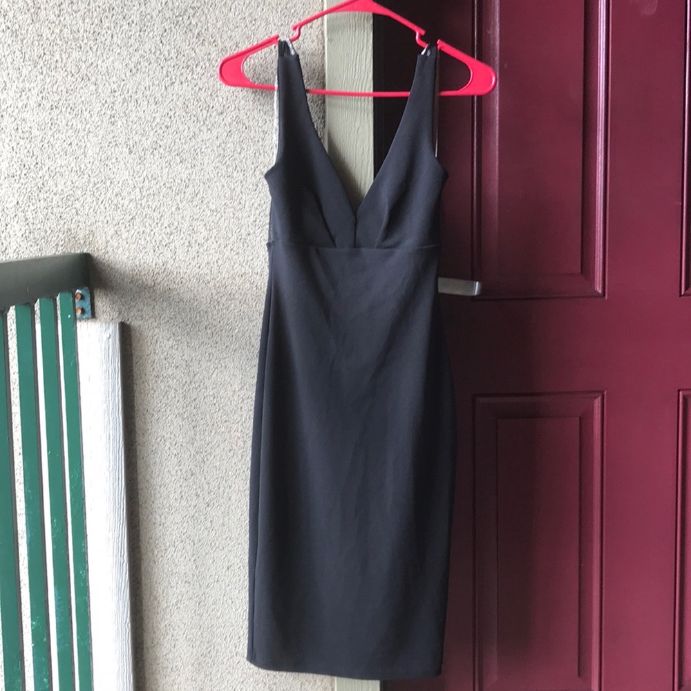Knee length fitted dress, open back & sequences 🖤